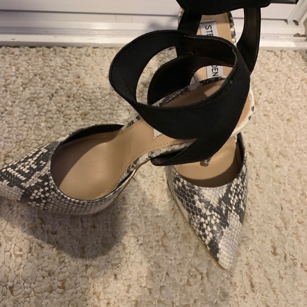 Beautiful heels with elastic strap